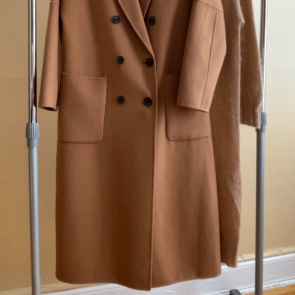 Новое стильное пальто из шерсти.